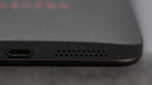 Преглед на Wileyfox Swift: USB портът е леко вграден, което означава, че не всеки USB кабел му пасва
