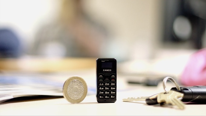 Zanco tiny t1 è il telefono più piccolo al mondo che misura le stesse dimensioni di una chiavetta USB