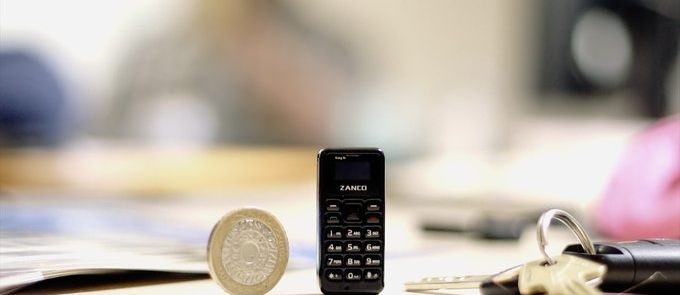 Zanco tiny t1 е най -малкият телефон в света със същия размер като USB устройство