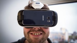 Ulasan Samsung Gear VR: The Gear VR menawarkan pengalaman yang luar biasa, tetapi ia menjadikan anda kelihatan seperti orang bodoh