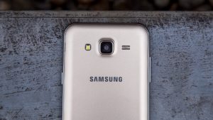 Samsung Galaxy J5 отзад и камера