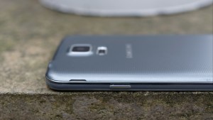Преглед на Samsung Galaxy S5 Neo: Десен ръб