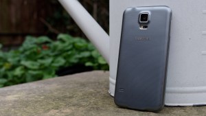 Преглед на Samsung Galaxy S5 Neo: Отзад, под ъгъл