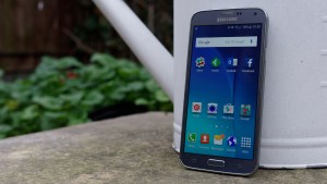 Преглед на Samsung Galaxy S5 Neo: Предна, под ъгъл наляво