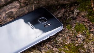Преглед на Samsung Galaxy S7: Отзад под ъгъл