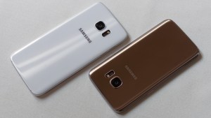 Samsung Galaxy S7 (kiri) vs Samsung Galaxy S7 Edge